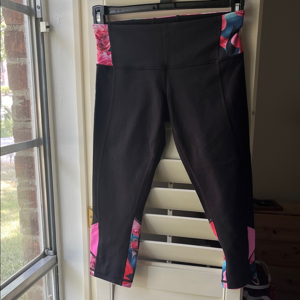 Lululemon Capri Black Floral Print Mid Rise Legging Size 6 - Picture 5 of 9